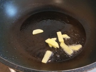 洋葱炒土豆片,锅中倒入适量油烧热炒香姜片。