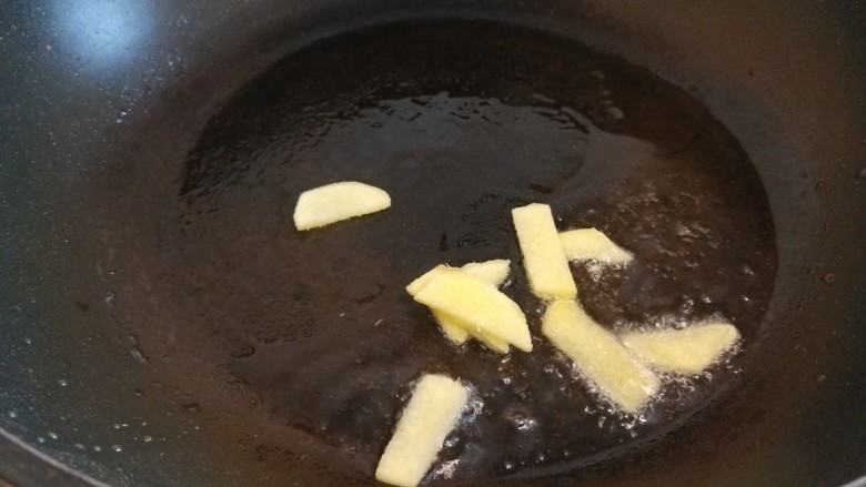 洋葱炒土豆片,锅中倒入适量油烧热炒香姜片。
