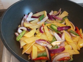 洋葱炒土豆片,加入适量鸡精炒均匀即可。