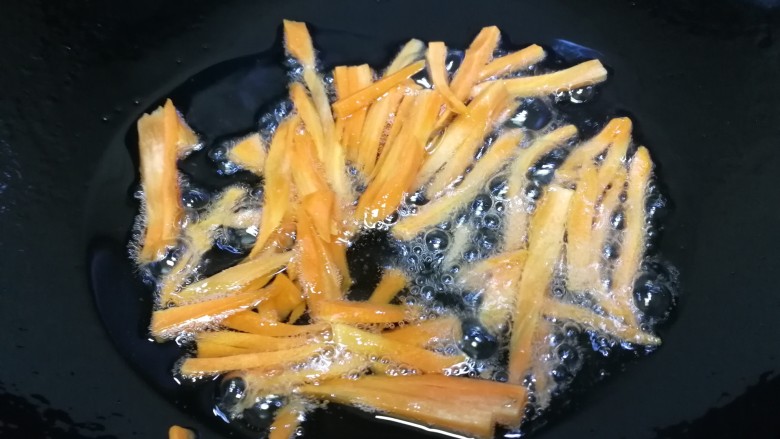 蒜苔炒腊肠,直接放胡萝卜炒匀。