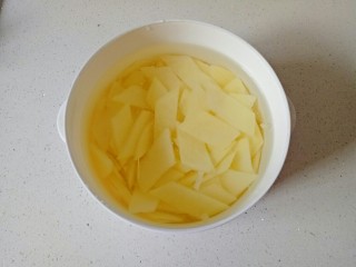 洋葱炒土豆片,土豆去皮清洗一下切片，冲洗表面的淀粉，用清水浸泡备用