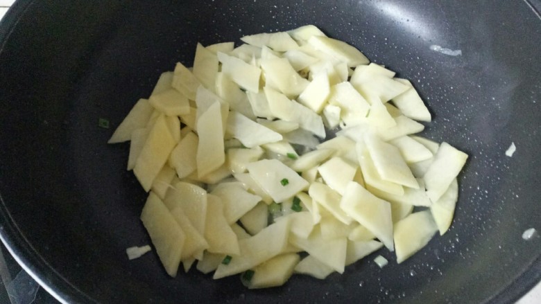 洋葱炒土豆片,加入土豆片翻炒片刻至土豆稍透明