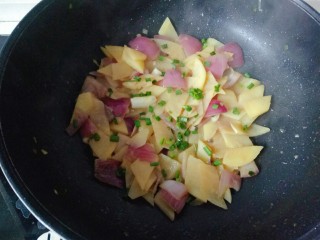 洋葱炒土豆片,出锅前撒些葱花翻炒均匀即可