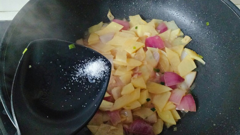 洋葱炒土豆片,食材熟透，加入适量盐调味