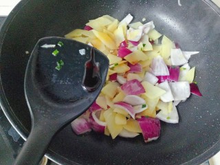 洋葱炒土豆片,加入蚝油翻拌均匀，稍微溜一点点清水翻炒