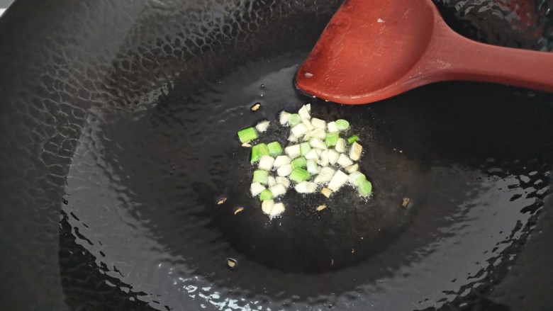 西红柿豆腐汤,热油放入葱蒜末炒香