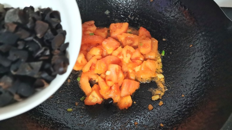 西红柿豆腐汤,放入黑木耳炒匀