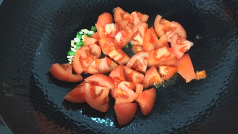 西红柿豆腐汤,放入西红柿炒出番茄汁