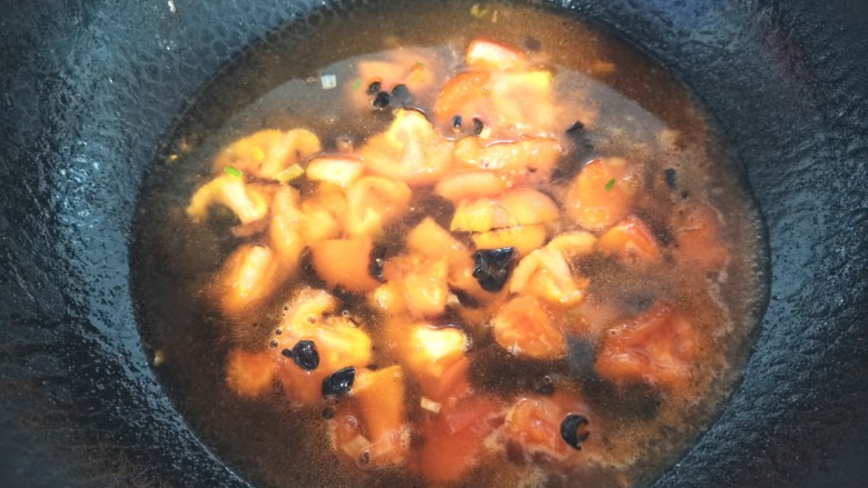 西红柿豆腐汤,倒入适量的温水