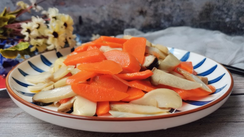 胡萝卜含有膳食纤维,胡萝卜素,淀粉以及些许蛋白质等等需要食材杏鲍菇