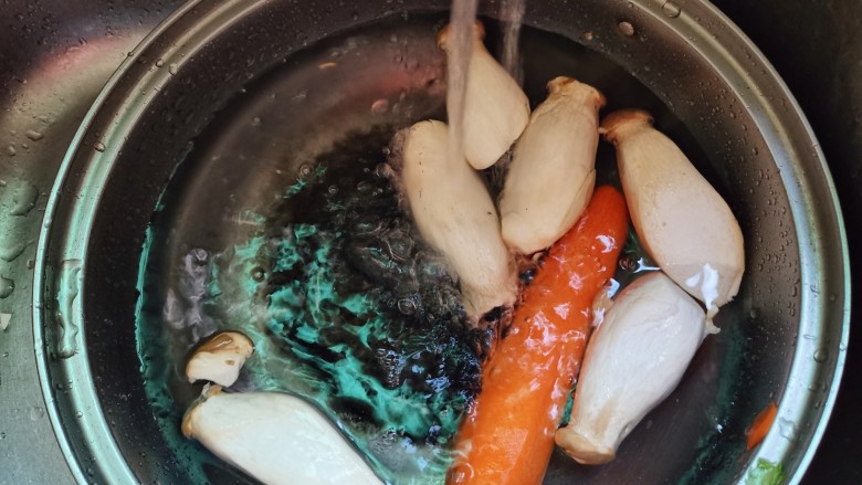 胡萝卜炒杏鲍菇,胡萝卜去皮，同杏鲍菇洗净捞出