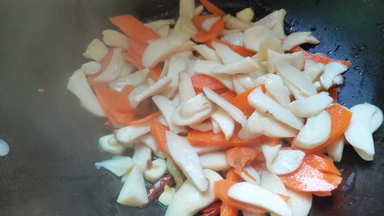 胡萝卜炒杏鲍菇,配料煸香后，胡萝卜，杏鲍菇下锅