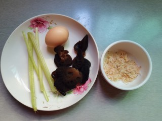 木耳蛋花汤,食材准备好：芹菜，木耳，鸡蛋，虾皮
