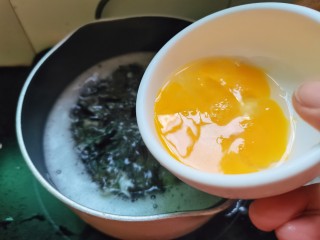 木耳蛋花汤,淋上鸡蛋液