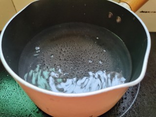 木耳蛋花汤,奶锅放入适量的水烧开
