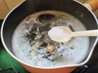 木耳蛋花汤,加少许的盐
