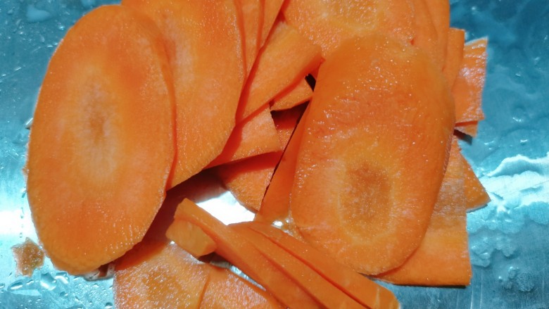胡萝卜炒杏鲍菇,再切成薄片。