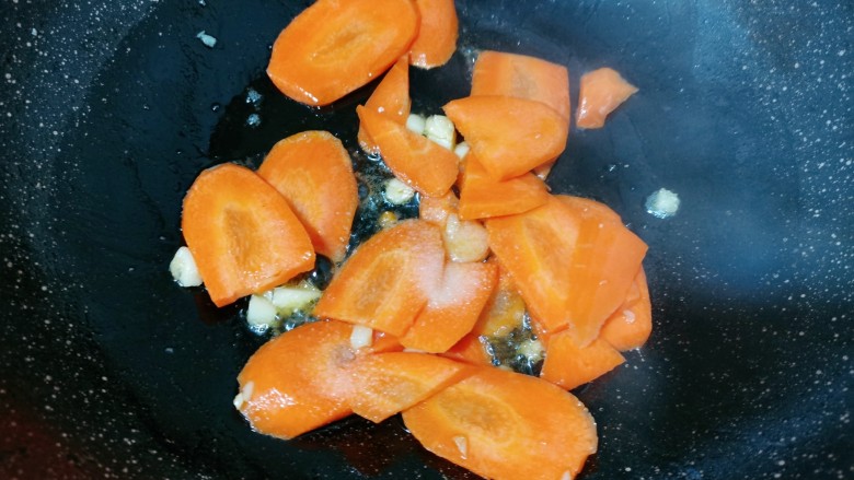 胡萝卜炒杏鲍菇,加入食用盐翻炒均匀。