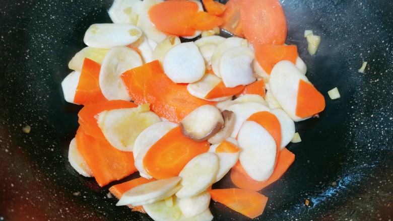胡萝卜炒杏鲍菇,继续翻炒均匀。