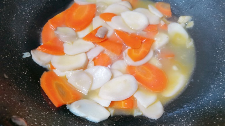 胡萝卜炒杏鲍菇,再撒上少许水，盖上盖子闷煮一会儿。