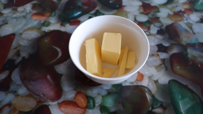 小熊维尼芒果慕斯蛋糕,黄油16.5g隔水融化成液体^o^