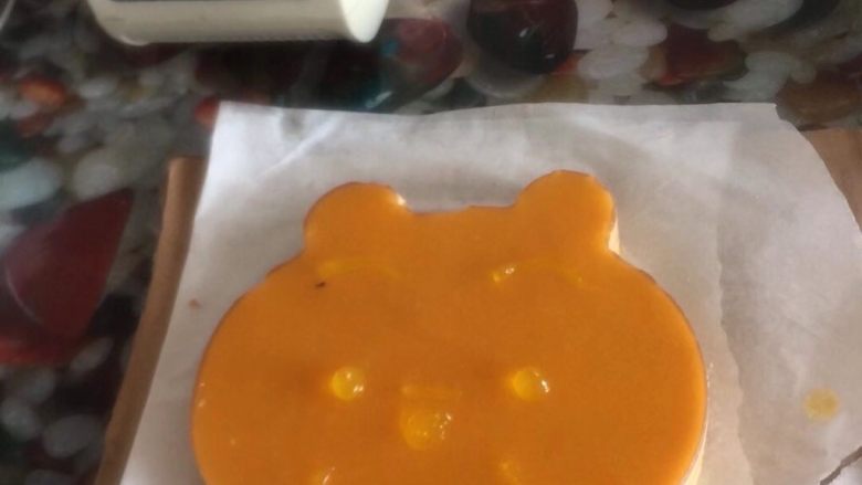 小熊维尼芒果慕斯蛋糕,脱模好后的慕斯，用果膏画维尼小熊的脸^o^