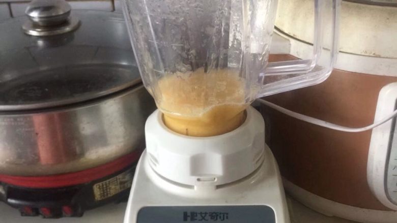 小熊维尼芒果慕斯蛋糕,25g的芒果泥加入38ml的水和3.5g的糖用料理机打成芒果汁^o^