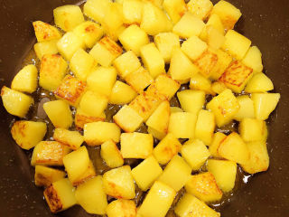 洋葱炒土豆片,将土豆煎至焦黄。