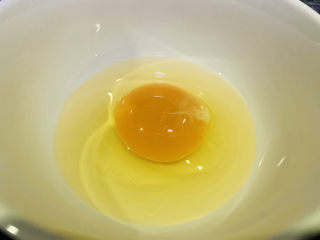 木耳蛋花汤,鸡蛋打入碗内