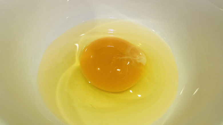 木耳蛋花汤,鸡蛋打入碗内