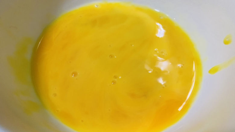 木耳蛋花汤,将鸡蛋打散，待用