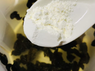 木耳蛋花汤,并加入少许面粉一起浸泡，有效去除木耳表面杂质