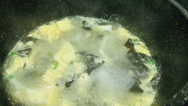 木耳蛋花汤,搅拌均匀调料，撒些葱花，起锅