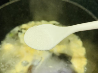 木耳蛋花汤,加盐