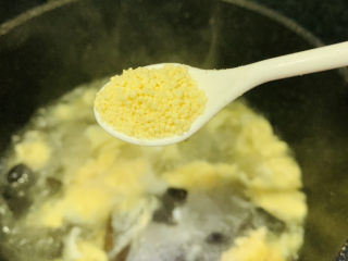 木耳蛋花汤,蛋液一边加入一边搅拌，加鸡精