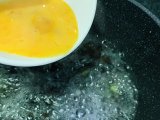 木耳蛋花汤,加入蛋液