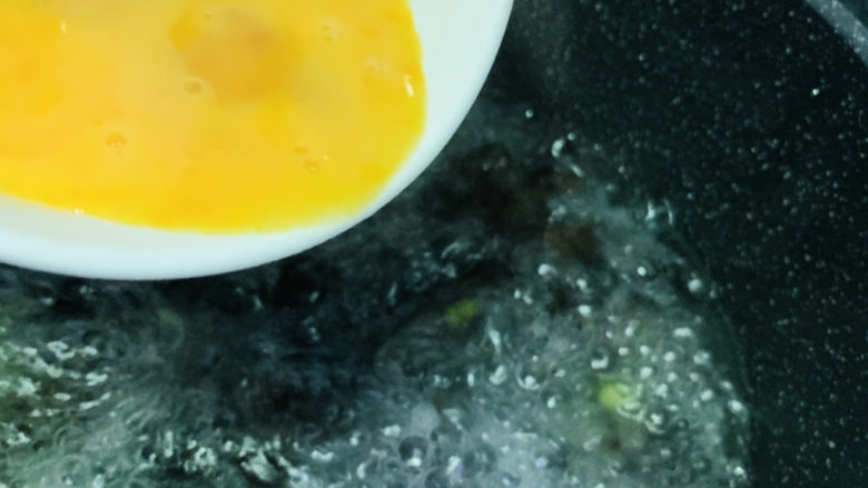 木耳蛋花汤,加入蛋液