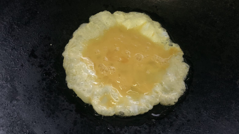 腊肠炒蛋,将蛋液加入其中，滑炒一下，一定型就出锅