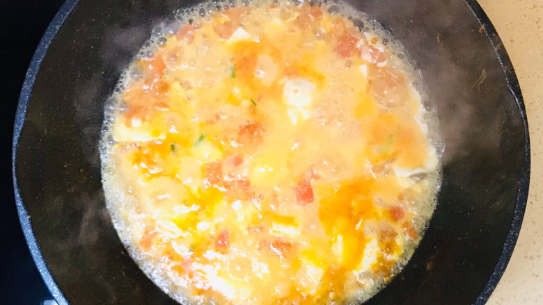 西红柿豆腐汤,鸡蛋液全部淋入后，不要搅动，继续大火煮沸