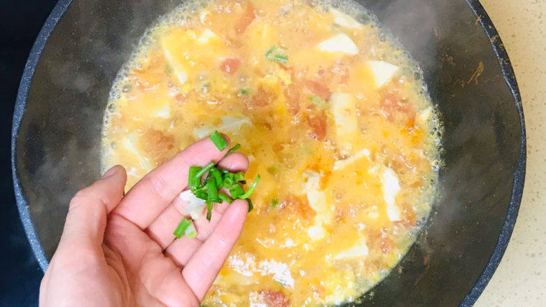 西红柿豆腐汤,撒入葱花