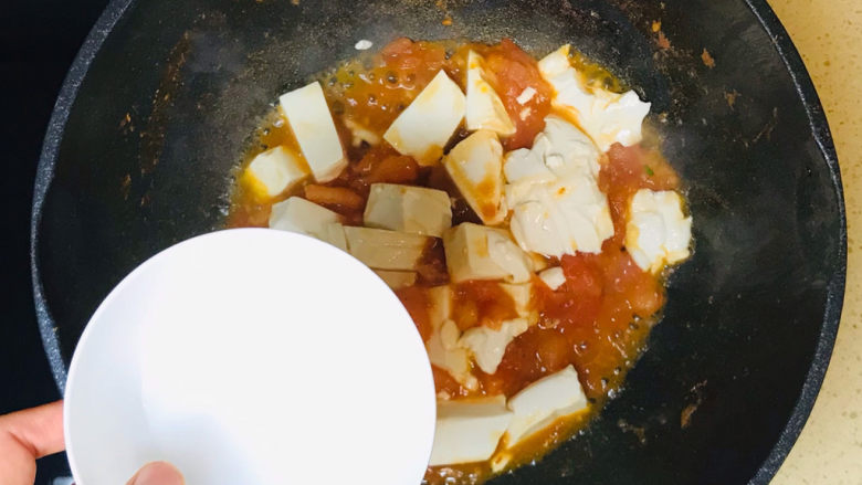 西红柿豆腐汤,加入半碗清水