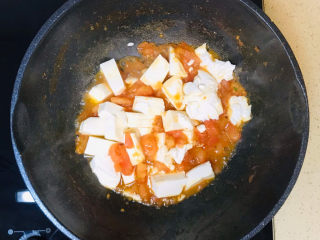 西红柿豆腐汤,翻拌均匀