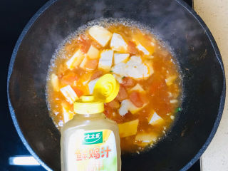 西红柿豆腐汤,挤入鲜鸡汁提鲜，大火煮开