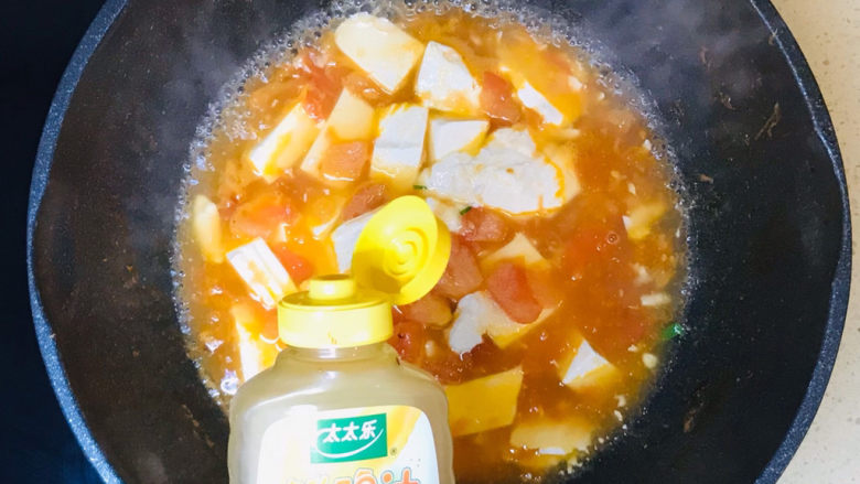 西红柿豆腐汤,挤入鲜鸡汁提鲜，大火煮开