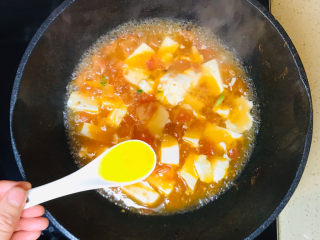 西红柿豆腐汤,开锅后，用勺子舀起鸡蛋液，淋入汤里