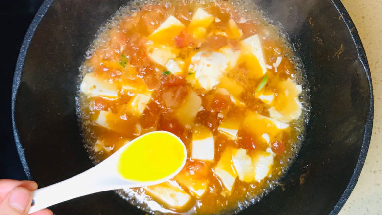 西红柿豆腐汤,开锅后，用勺子舀起鸡蛋液，淋入汤里