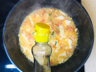 西红柿豆腐汤,淋入香油提香