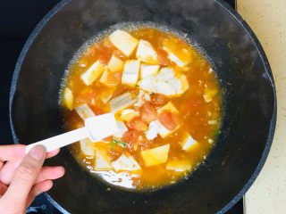 西红柿豆腐汤,撒入盐调味