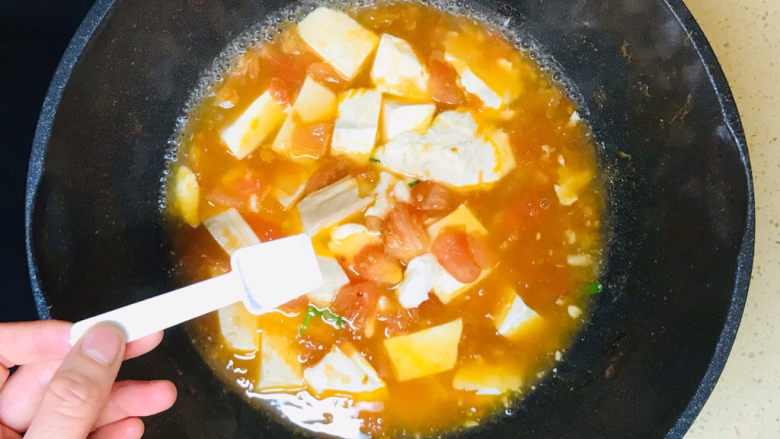 西红柿豆腐汤,撒入盐调味