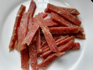 青椒炒牛肉,牛排肉切成细条状